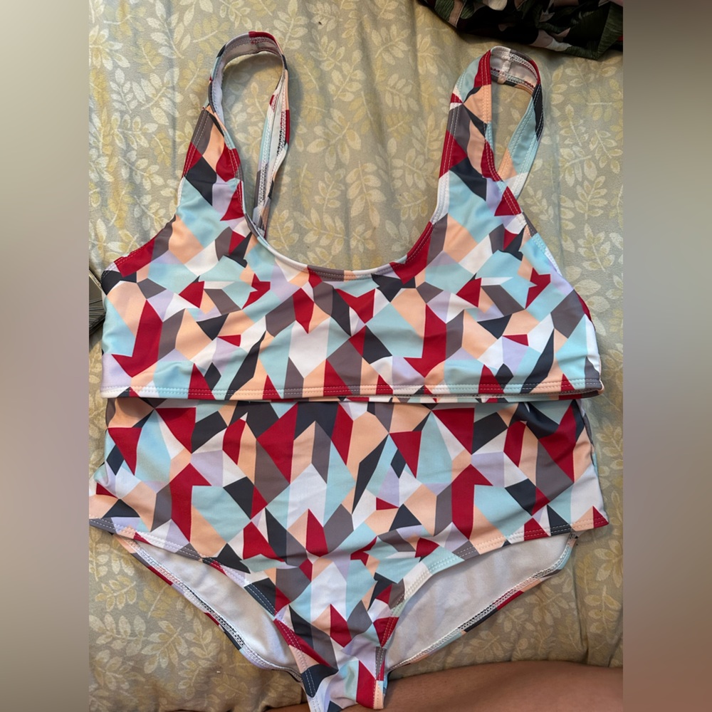 Geometrical high waisted bikini.